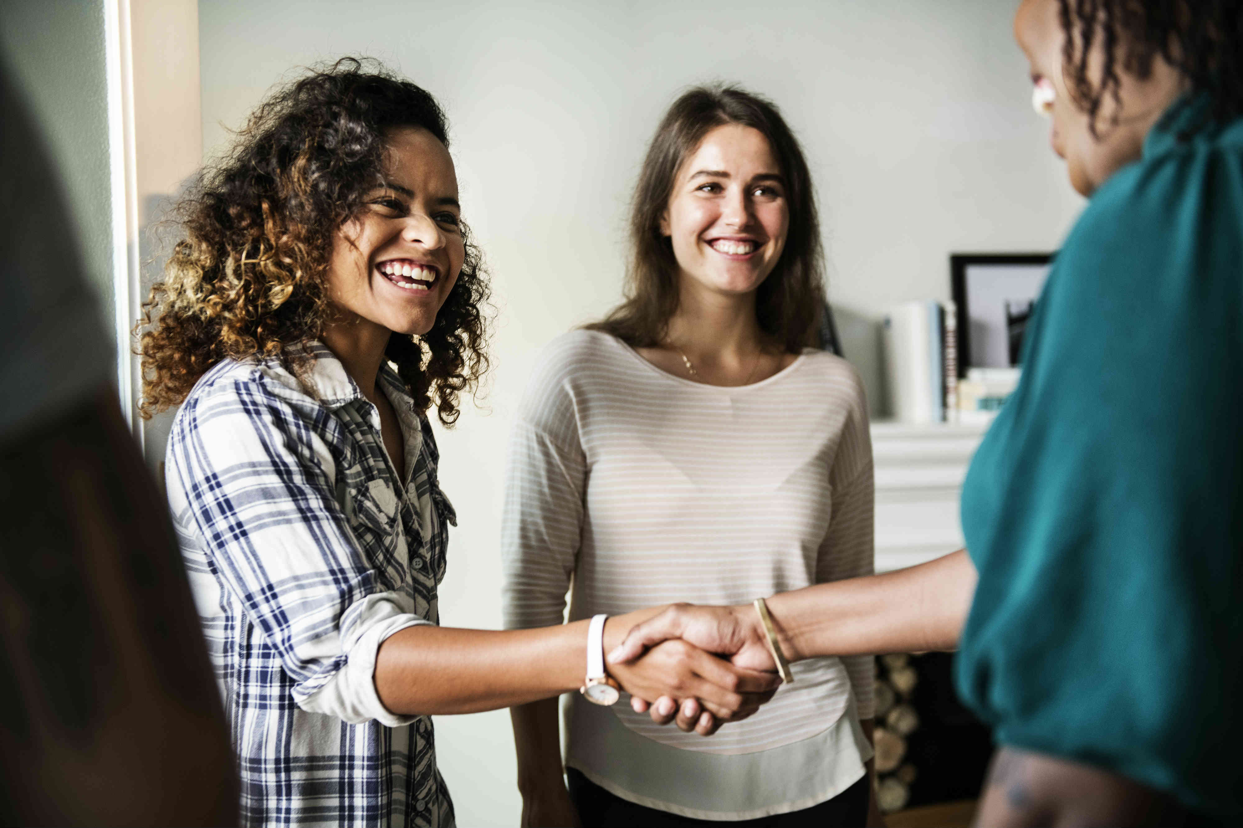 Três mulheres conversando e apertando a mão - como descomplicar o processo do inventário