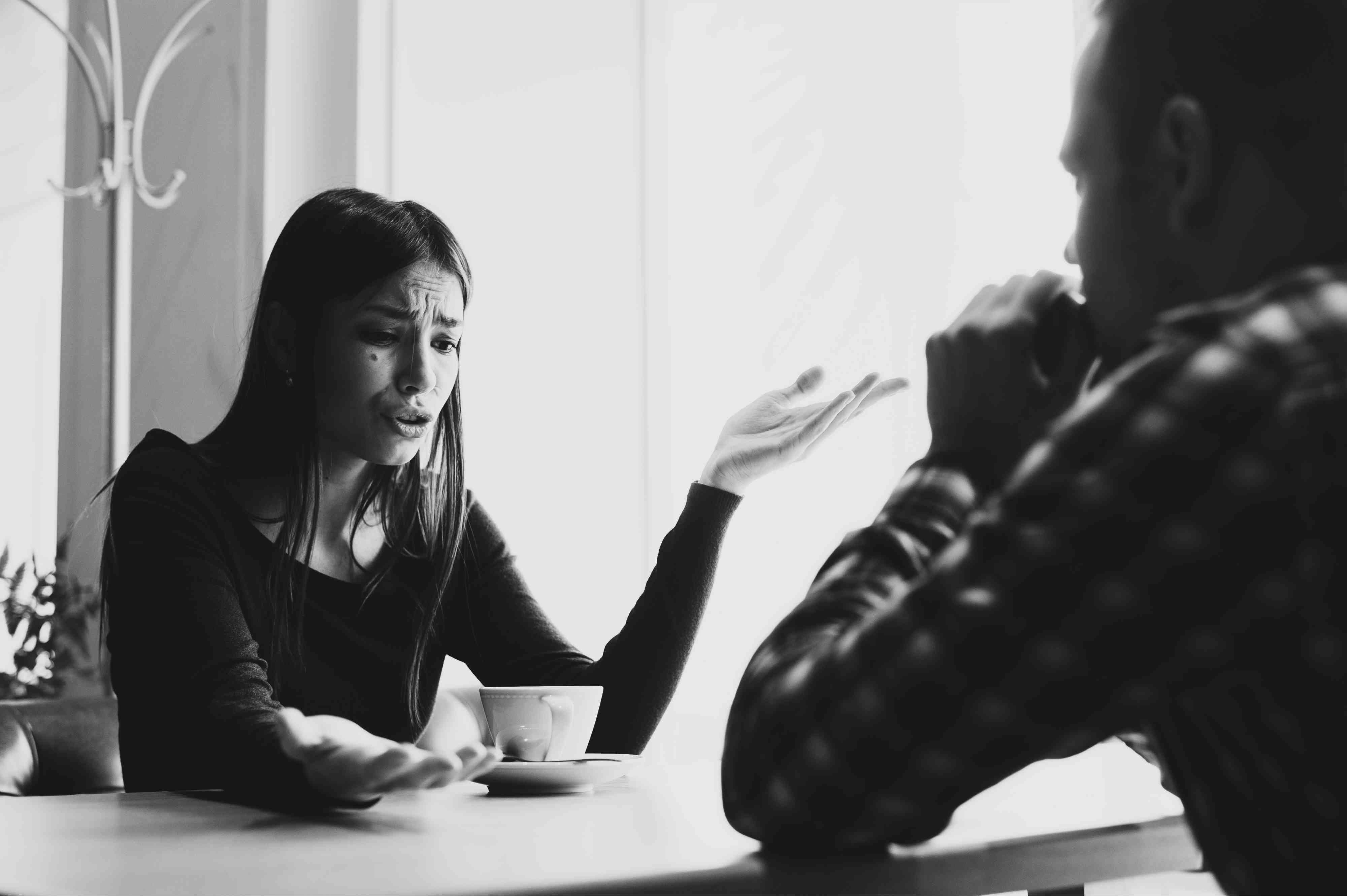 mulher debatendo com um homem - partilha de bens financiados